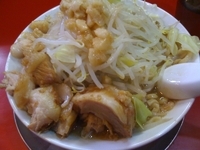 「ラーメン（中）+小豚（ヤサイニンニクアブラ）」@ジャンクガレッジ 東大宮店の写真