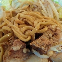 「豚ラーメン（麺少なめ）ニンニクあぶら 850円」@用心棒 本号の写真