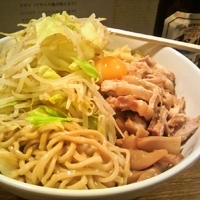 「油そば （卵黄入り）」@らーめん こじろう526 日暮里店の写真