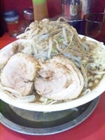 「ラーメン中+子豚+魚粉」@ジャンクガレッジ 東大宮店の写真