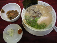 「とんこつらーめん+魚の辛そぼろ+カレーご飯」@博多長浜らーめん 楓神の写真