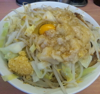 「まぜそば （全マシ、野菜は少し） 750円」@魔人豚の写真