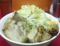 「中ラーメン + 子豚 （ 野菜、にんにく ）」@モッコリ豚の写真