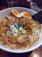 「チャーシュー麺（黒）+ダブル+背脂+味玉」@自然洞 麺舗の写真