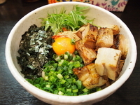 「まぜそば 角切りチャーシュー増し」@らーめん まぜそば てっぺん 名古屋本店の写真