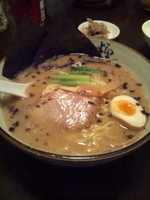 「ラーメン味濃いめ麺カタメ 680円 + 「濱やのお楽しみ」（ライ」@横濱家 師岡店の写真