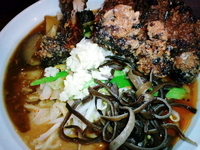 「チャリティーラーメン中盛（3月31日限定） 1000円」@旨辛ラーメン 表裏の写真