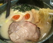 「晩酌セットB（塩ラーメン+生ビール+鶏皮揚げ）1000円」@北海道らーめん奥原流 久楽 EQUiA北千住店の写真