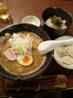 「ラーメン【680円】 水餃子と高菜丼セット【300円】」@つけめん いちよしの写真