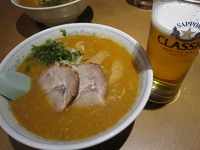 「味噌らーめん生ビールセット1050円」@王華 新千歳空港の写真