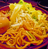 「醤油太郎・ブラック（ランチサービス味玉）  100円引クーポン利」@光麺 新宿南口店の写真