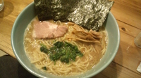 「家系しょうゆラーメン（麺固め） 大盛 + 岩のり」@横浜ラーメン 春木家の写真