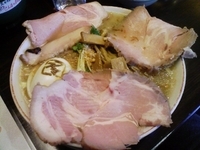 「中崎壱丁塩らーめん（エビ油付き） 大盛り+追加トッピング全部」@麬にかけろ 中崎壱丁 中崎商店會1-6-18号ラーメンの写真