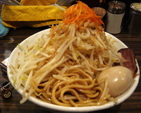 「男山ラーメン（大盛）650円 + 味玉100円 + ヤサイ50円」@縄麺 男山の写真