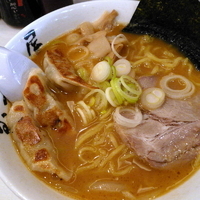 「赤みそらーめん 850円 + 半餃子（無料券利用）」@らーめん むつみ屋 東京八重洲店の写真