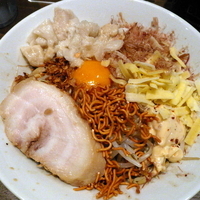 「特製まぜそば（並） 0円（チーズ・アブラマシ） （グランドオープ」@ジャンクガレッジ 東京ラーメンストリートの写真