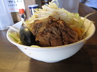 「ラーメン+豚2枚（野菜、ニンニク、カラメ）」@ラーメンアキラの写真