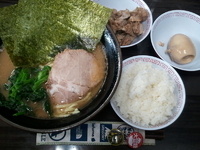 「ラーメン並（麺かため）+まかないチャーシュー+まかない玉子+ライ」@横浜家系らーめん 武術家の写真