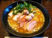 「鶏とろみそば 大盛り 鶏チャーシュー追加（つくね込み）」@麺や 而今 大東本店の写真