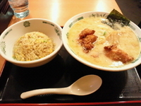 「から揚げとんこつラーメン+半チャーハン（730円→キャンペーン価」@日高屋 新八柱店の写真