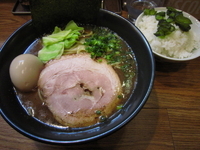 「魚介豚骨らーめん+味玉」@蜻家 三鷹下連雀店の写真