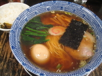 「支那そば（濃口）味玉[800円]+半ライス[100円]」@くじら軒 横浜本店の写真