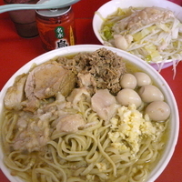 「麺マシ 大ラーメン 750円 + 崩し豚 50円 + うずらの卵」@ラーメン二郎 茨城守谷店の写真