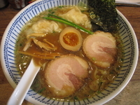 「海老入りわんたん焼豚 しょうゆ味920円」@らーめん三歩の写真