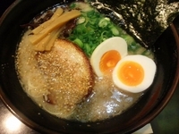 「博多ラーメン+味玉+替え玉」@風来坊の写真