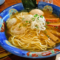 「肉ワンタン麺（ハーフ） ・黒￥750 + 味玉￥100」@八雲の写真