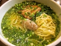 「黄金の塩とりそば青ねぎ（910円）」@ラーメン厨房つきまるの写真
