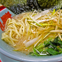 「塩ネギラーメン ￥690 + クーポン海苔5枚」@山岡家 新宿歌舞伎町店の写真