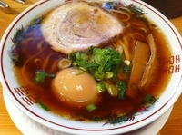 「紅醤油ラーメン（太麺） （650円） （+煮玉子）」@金久右衛門 梅田店の写真
