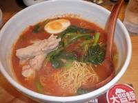 「ピリ辛トマト炎麺（680円）ミニチャーシュー丼サービス」@トマトラーメン炎麺の写真