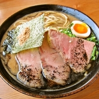 「黒真空蕎麦（太麺変更）+チャーシュー（炭/低温） 760円+10」@喜乃壺の写真