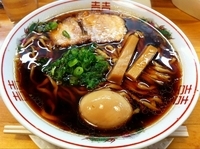 「黒醬油ラーメン（太麺） 大盛り+煮玉子」@金久右衛門 梅田店の写真