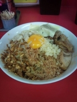 「まぜそば中（330g）850円+豚増し200円+チーズ70円（全」@ジャンクガレッジ 西船店の写真