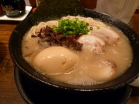 「とんこつ（白）ラーメン+半熟玉子」@元祖 麺屋 原宿 名古屋金山店の写真