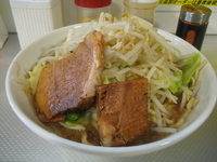 「ラーメン（中+野菜チョイマシ）[740円]」@ラーメン北郎の写真