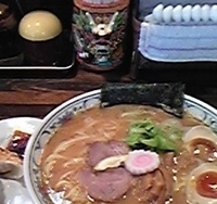 「らーめん<大盛>270g（650円）+味玉&餃子（ぱど）」@麺座でんの写真