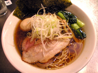 「鶏と魚介の芳醇特製醤油ラーメン（980円）」@麺処 ほん田 東京駅一番街店の写真