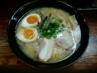 「ラーメン+味玉」@博多とんこつラーメン わ蔵 歌舞伎町店の写真
