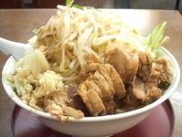 「チャーシューメン（普通、野菜マシ、ニンニク普通）」@AKASAKA ANEX  雷電（RAYDEEN）の写真