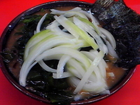 「ラーメン（油少なめ,麺固め）￥640+ワカメ￥60+玉葱￥60=」@ラーメン杉田家の写真