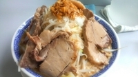 「醤油ふじ麺￥650+中盛￥50+小豚￥200」@鶏とふじの写真