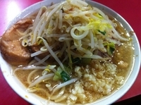 「小豚入りラーメン[野菜少なめ・ニンニク多め]（750円）」@ラーメン二郎 大宮店の写真