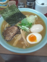 「醤油ラーメン（中盛り無料）680円+味玉」@麺屋 孝の写真