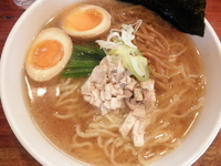 「自然洞ラーメン（黒）+味玉 「550円+100円」」@自然洞 麺舗の写真