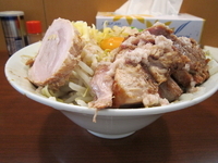 「まかない大盛+アブリ（野菜チョイ増し、ニンニク、アブラ、チーズ）」@メガガンジャの写真