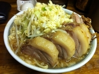 「小豚入りラーメン[野菜少なめ・ニンニク多め]（750円）+味玉」@ラーメン二郎 新小金井街道店の写真